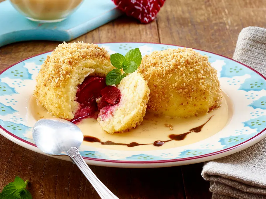 Grießknödel mit Pflaumenfüllung und Vanillesoße Rezept