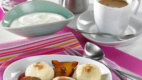 Grießknödel mit Pflaumenkompott Rezept - Foto: LECKER @ Bauer Media Group