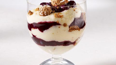 Grießpudding mit Heidelbeeren und Amarettini Rezept - Foto: House of Food / Bauer Food Experts KG