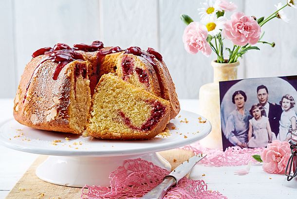 Grieß-Gugelhupf mit Kirschkonfitüre Rezept Grieß-Gugelhupf mit Kirschkonfitüre Rezept