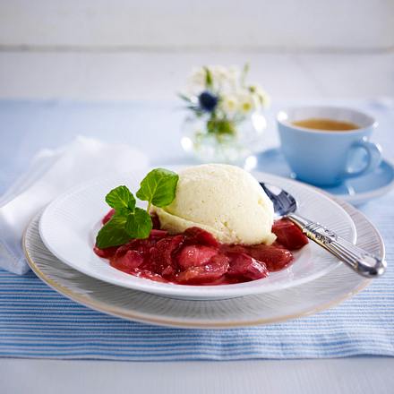 Grieß-Nockerl auf Rhabarber-Kompott Rezept