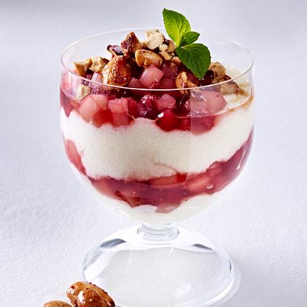 Grießbrei mit Preiselbeer-Birnenkompott und gebrannten Mandeln Rezept Grießbrei mit Preiselbeer-Birnenkompott und gebrannten Mandeln Rezept