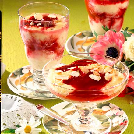 Grießflammeri mit Eierlikör, Mandeln und Kirschsoß Rezept Grießflammeri mit Eierlikör, Mandeln und Kirschsoß Rezept