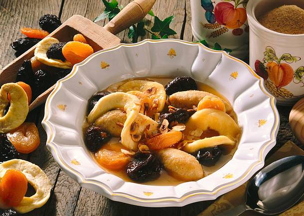 Grießklößchensuppe mit Backobstkompott Rezept Grießklößchensuppe mit Backobstkompott Rezept