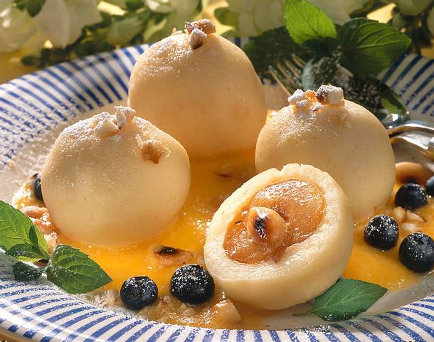 Grießklöße mit Aprikosen Rezept Grießklöße mit Aprikosen Rezept