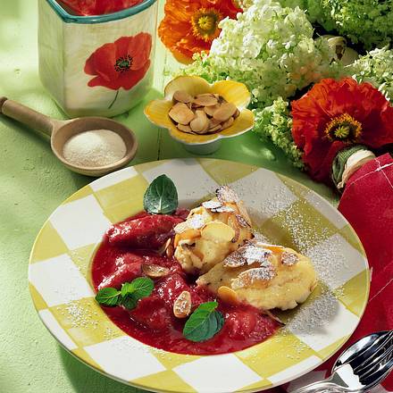 Grießklöße mit Rhabarberkompott Rezept Grießklöße mit Rhabarberkompott Rezept