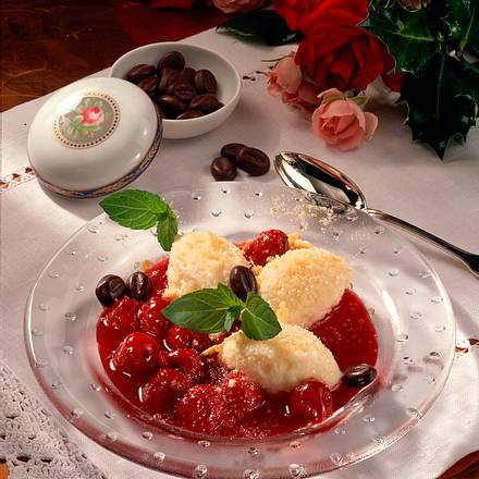 Grießnocken mit Kirschen Rezept Grießnocken mit Kirschen Rezept
