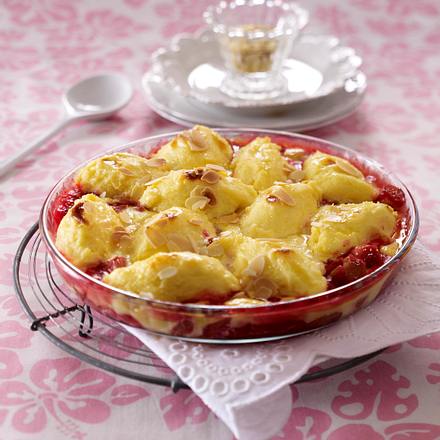 Grießnockerl-Auflauf mit Rhabarber-Kompott Rezept Grießnockerl-Auflauf mit Rhabarber-Kompott Rezept