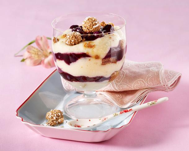 Grießpudding mit Heidelbeeren und Amarettini Rezept Grießpudding mit Heidelbeeren und Amarettini Rezept