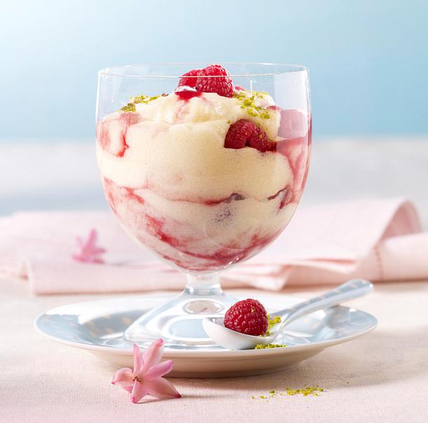 Grießpudding mit Himbeersoße Rezept Grießpudding mit Himbeersoße Rezept