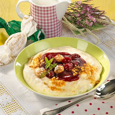Grießschaum mit Kirschen & Amarettini Rezept Grießschaum mit Kirschen & Amarettini Rezept