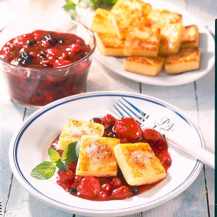 Grießschnitten mit Beerengrütze Rezept Grießschnitten mit Beerengrütze Rezept