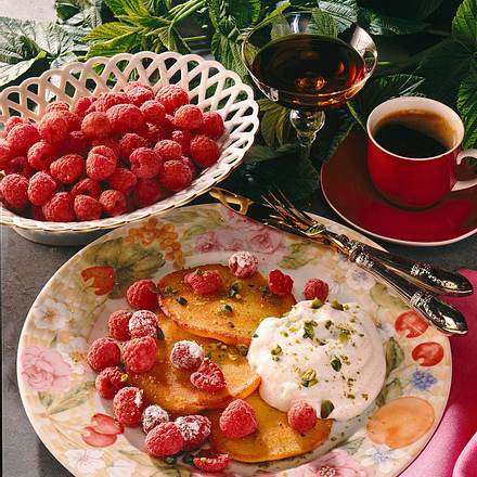 Grießtaler mit Beeren und Vanillesahne Rezept Grießtaler mit Beeren und Vanillesahne Rezept