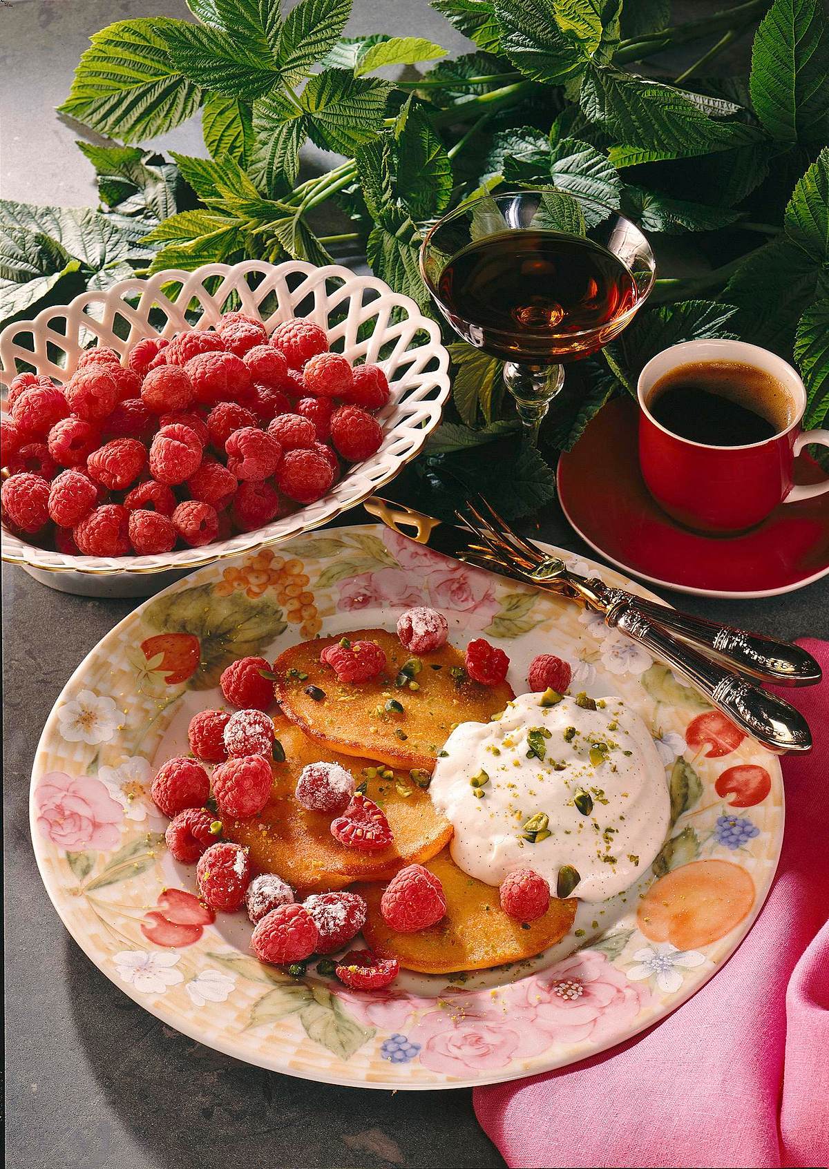 Grießtaler mit Beeren und Vanillesahne Rezept