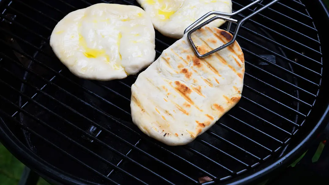 Grillbrot mit Joghurt vom Rost - Foto: LECKER @ Bauer Media Group Grillbrot mit Joghurt vom Rost - Foto: LECKER @ Bauer Media Group