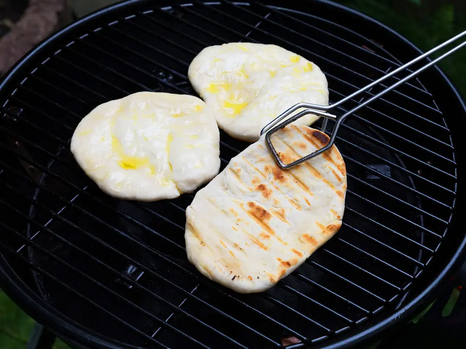 Schnelles Joghurt-Grillbrot vom Rost Rezept Schnelles Joghurt-Grillbrot vom Rost Rezept
