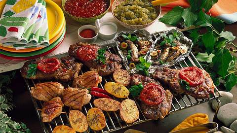 Grillen mit Fleisch, Fisch und Gemüse Rezept - Foto: Neckermann