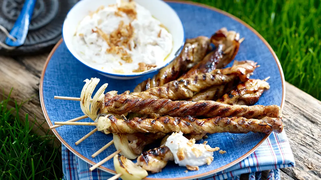 Grillfackeln (Bauchfleisch-Spieße) mit Röstzwiebel-Schmand Rezept - Foto: LECKER @ Bauer Media Group Grillfackeln (Bauchfleisch-Spieße) mit Röstzwiebel-Schmand Rezept - Foto: LECKER @ Bauer Media Group