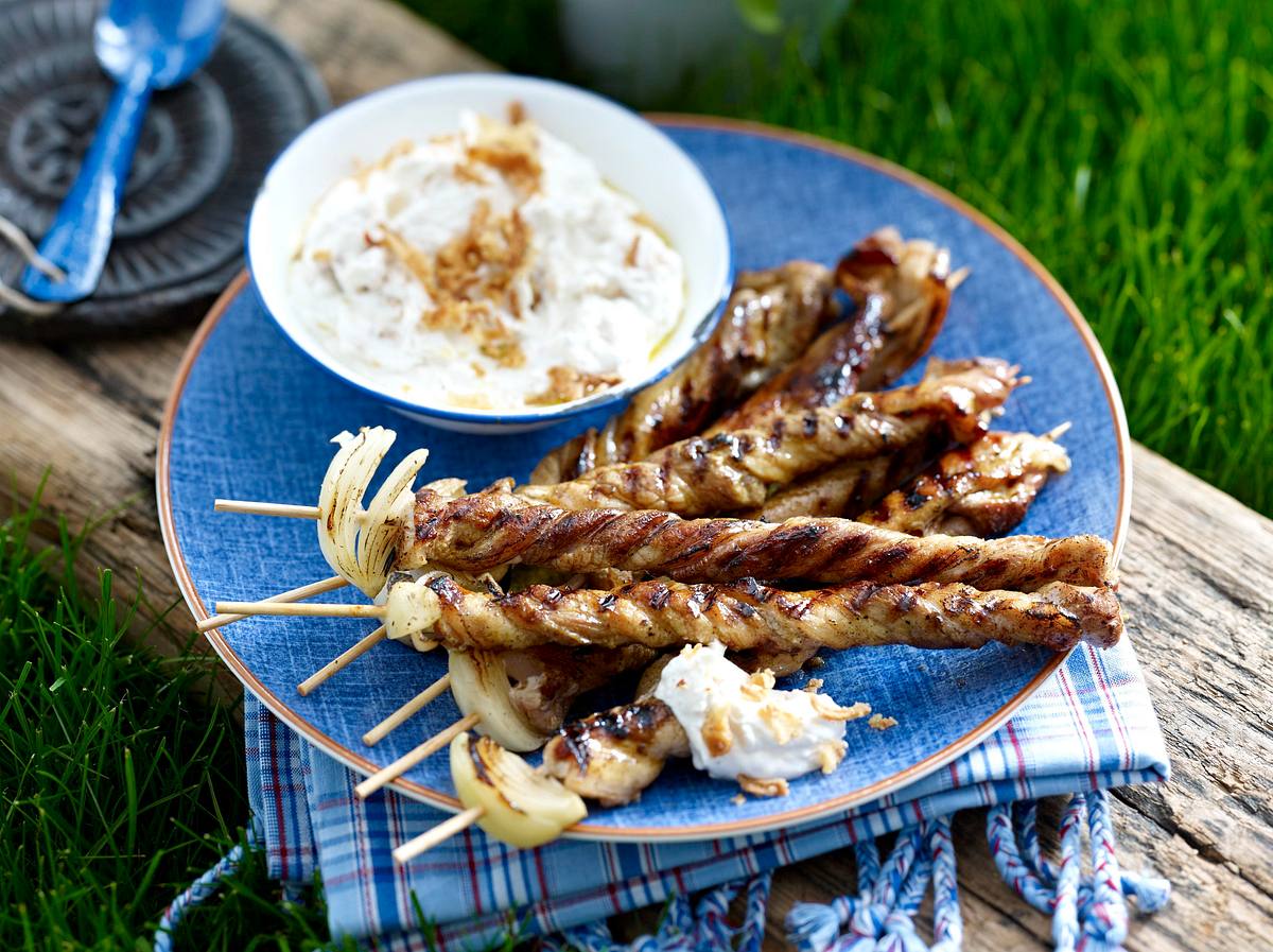 Grillfackeln (Bauchfleisch-Spieße) mit Röstzwiebel-Schmand Rezept