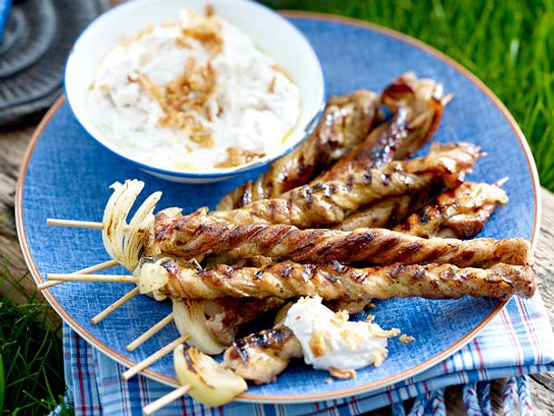 Grillfackeln (Bauchfleisch-Spieße) mit Röstzwiebel-Schmand Rezept