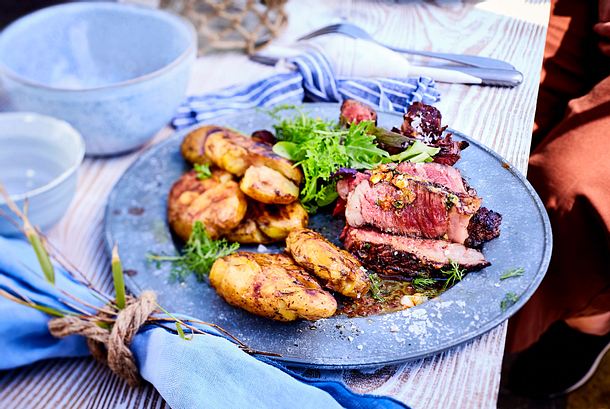 Grillfreunde-Entrecote mit Turbo-Steakbutter und Smashed Potatoes Rezept Grillfreunde-Entrecote mit Turbo-Steakbutter und Smashed Potatoes Rezept