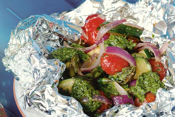 Grillgemüse, in Folie gegart, mit Kräuterpesto Rezept Grillgemüse, in Folie gegart, mit Kräuterpesto Rezept