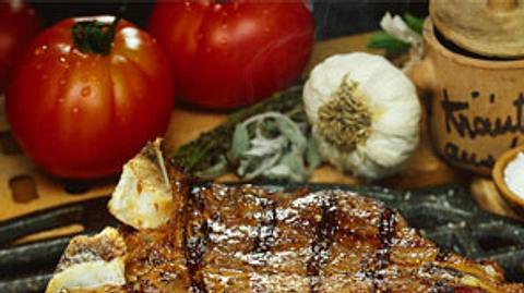 Grillgut: Fleisch und Würstchen - Foto: Food & Foto