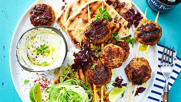 Frikadellen am Spieß mit Pitabrot und Joghurtdip auf einem Servierteller - Foto: House of Food / Bauer Food Experts KG