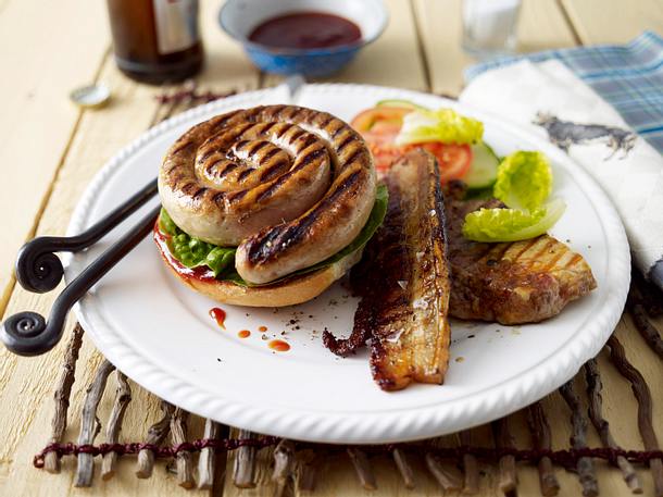 Grillmeister-Platte mit Barbecuesoße und Brötchen Rezept Grillmeister-Platte mit Barbecuesoße und Brötchen Rezept