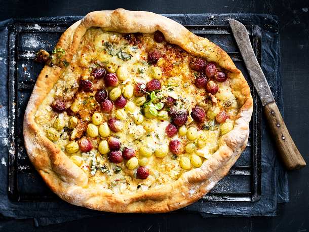Grillpizza mit gekapertem Käse Rezept Grillpizza mit gekapertem Käse Rezept