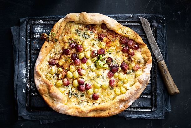 Grillpizza mit gekapertem Käse Rezept Grillpizza mit gekapertem Käse Rezept