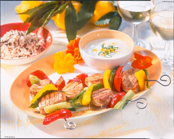 Grillspieß mit Zitronen-Joghurtsoße Rezept