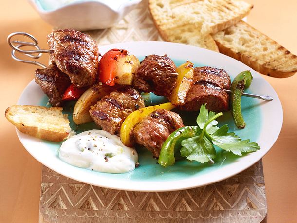Grillspieße vom Rind mit geröstetem Fladenbrot Rezept Grillspieße vom Rind mit geröstetem Fladenbrot Rezept