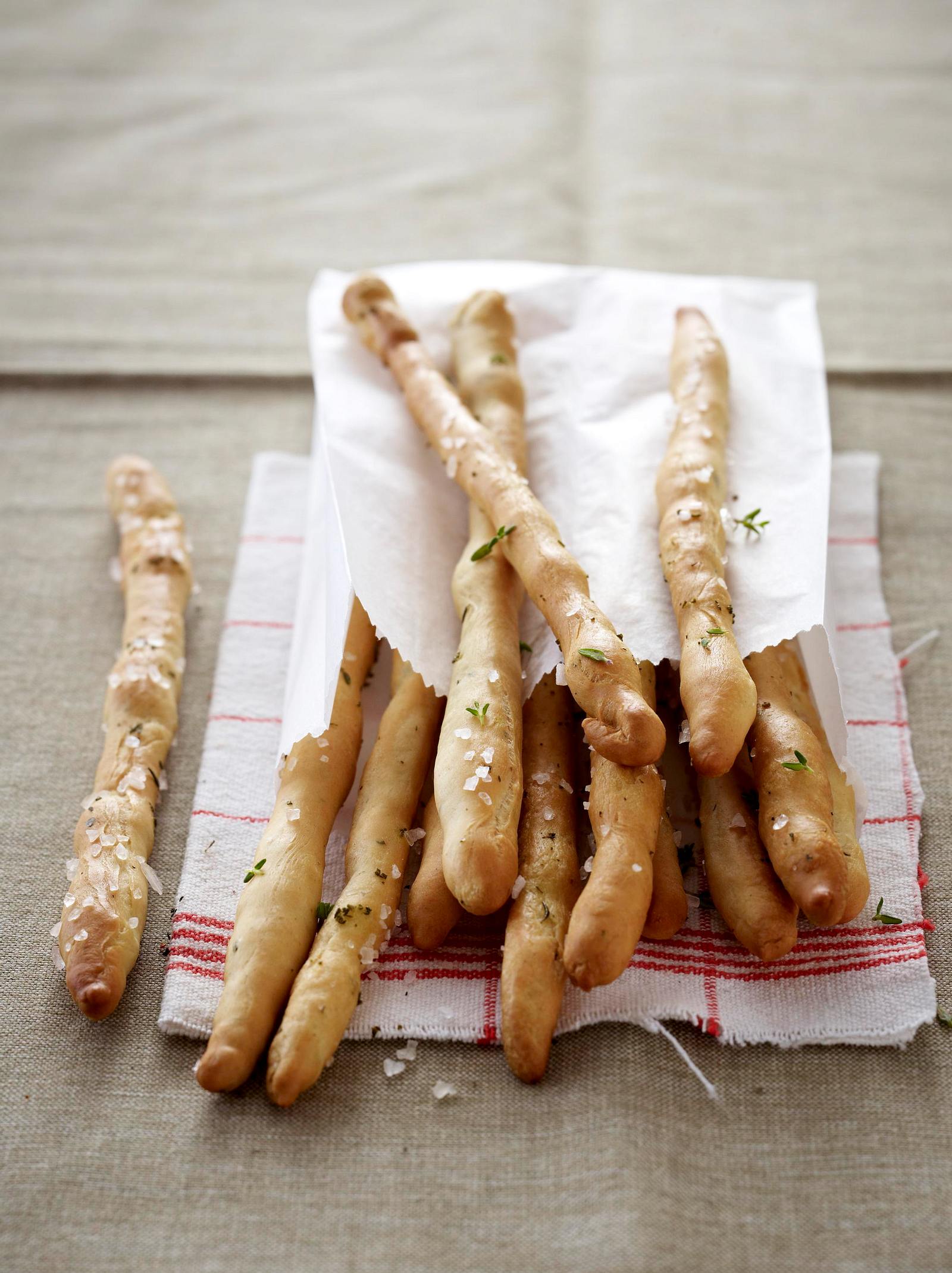 Grissinistangen mit Thymian und Meersalz Rezept | LECKER