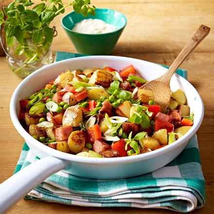 Gröstel von neuen Kartoffeln mit Kasseler und Erbsen Rezept Gröstel von neuen Kartoffeln mit Kasseler und Erbsen Rezept
