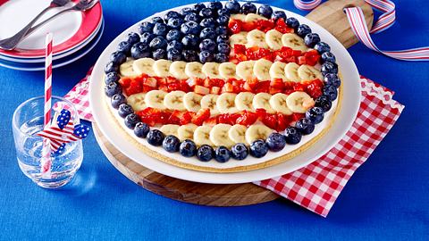 Große Fruchtpizza als amerikanische Flagge Rezept - Foto: House of Food / Bauer Food Experts KG