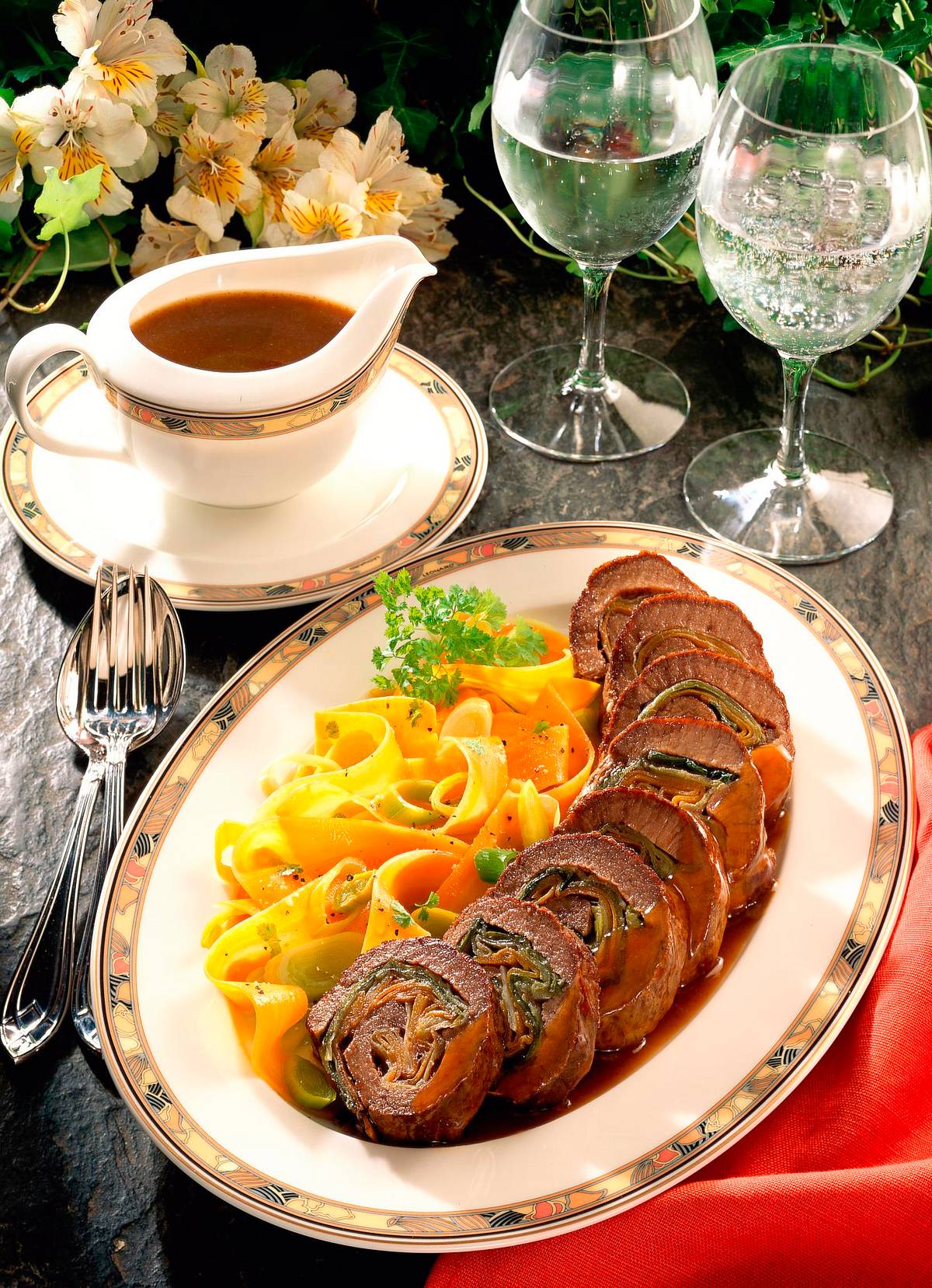 Große Rinderroulade mit Möhren-Porree-Füllung Rezept