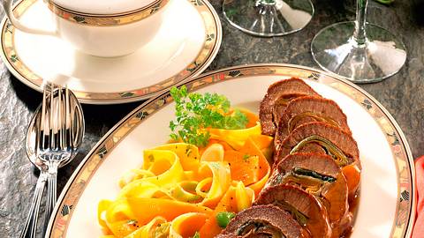Große Rinderroulade mit Möhren-Porree-Füllung Rezept - Foto: Horn