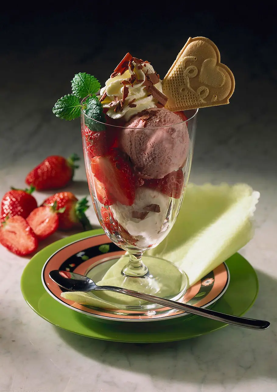 Großer Erdbeer-Eisbecher Rezept Großer Erdbeer-Eisbecher Rezept