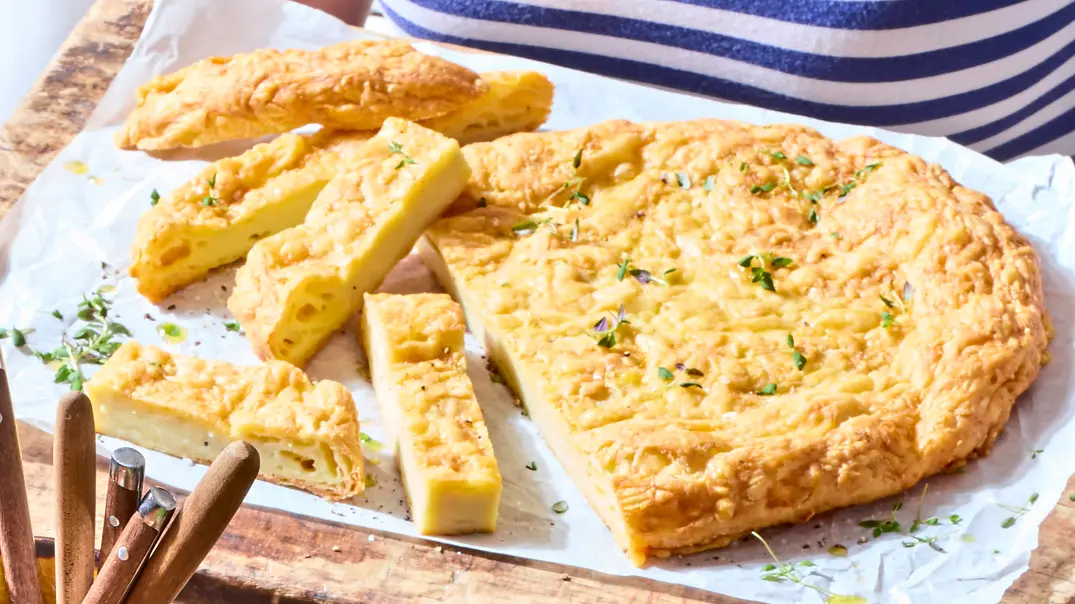 Großer Käsefladen vom Blech Rezept - Foto: LECKER @ Bauer Media Group Großer Käsefladen vom Blech Rezept - Foto: LECKER @ Bauer Media Group