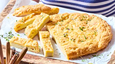 Großer Käsefladen vom Blech Rezept - Foto: LECKER @ Bauer Media Group