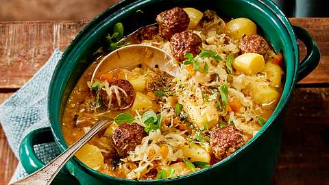 Großmutters Sauerkrauttopf mit Hackbällchen Rezept - Foto: House of Food / Bauer Food Experts KG