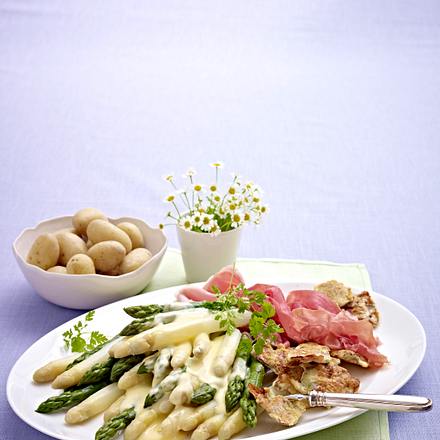 Große Spargelplatte mit Schinken und Speck im Pfannkuchenteig Rezept