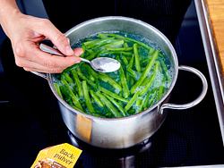 Einen Teelöffel Backpulver zu den grünen Bohnen geben - Foto: House of Food / Bauer Food Experts KG