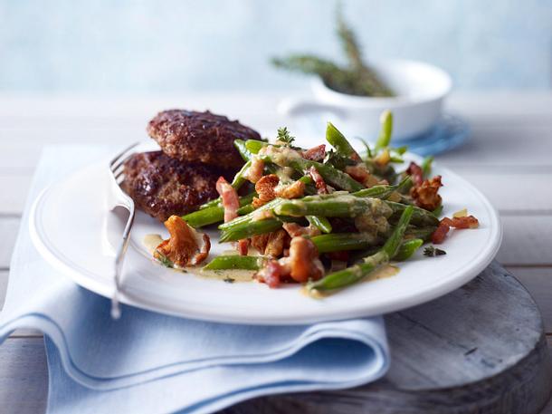 Grüne Bohnen in Thymian-Pfifferlingssahne zu Frikadellen Rezept Grüne Bohnen in Thymian-Pfifferlingssahne zu Frikadellen Rezept