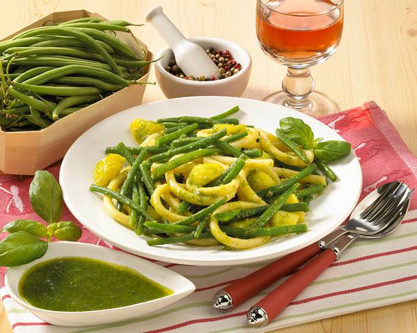 Grüne Bohnen mit Nudeln und Pesto Rezept | LECKER