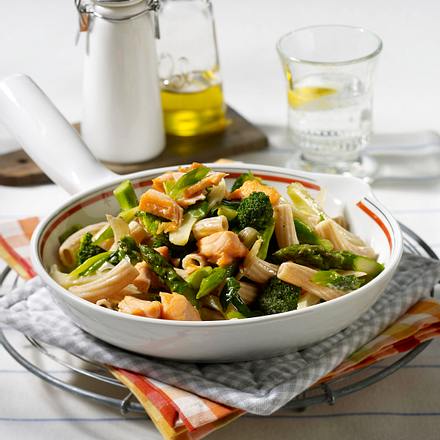 Grüne Nudelpfanne mit Lachs Rezept Grüne Nudelpfanne mit Lachs Rezept