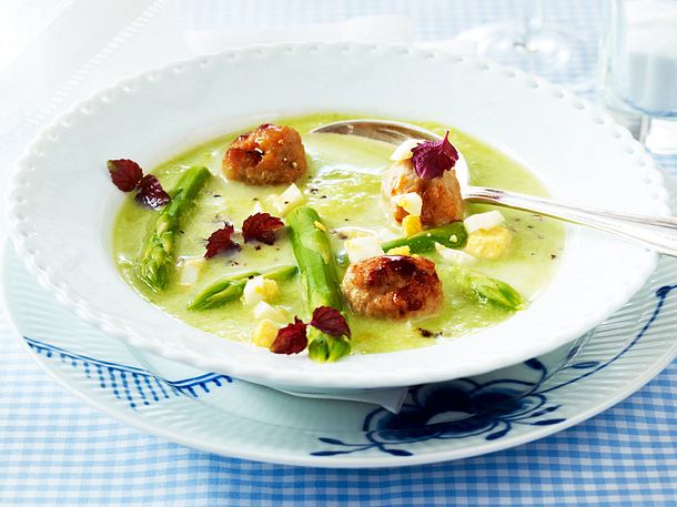 Grüne Spargelcremesuppe mit Klößchen und Kresse Rezept Grüne Spargelcremesuppe mit Klößchen und Kresse Rezept