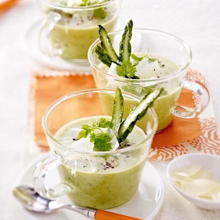 Grüne Spargelsuppe mit Pecorino-Spänen Rezept Grüne Spargelsuppe mit Pecorino-Spänen Rezept