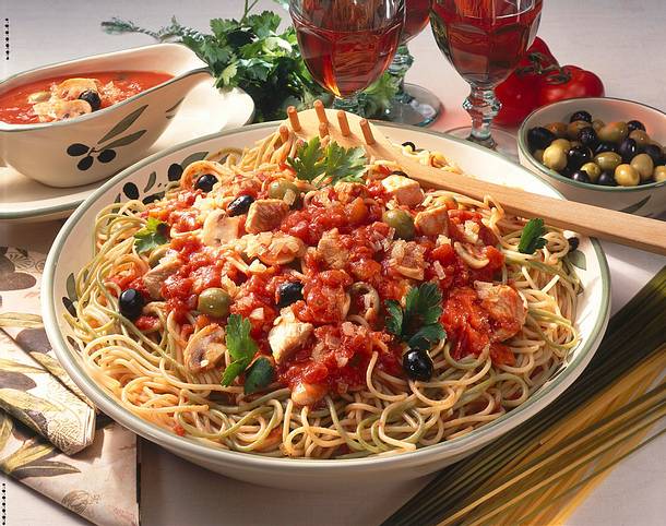Grüne und weiße Spaghetti mit Putenfilet und Tomatensoße Rezept Grüne und weiße Spaghetti mit Putenfilet und Tomatensoße Rezept